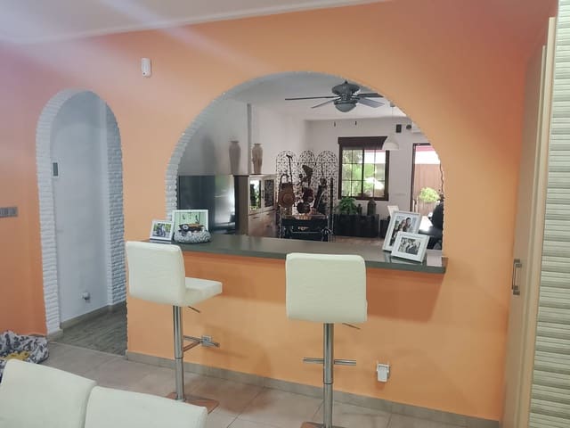 3 sovrum Semi-fristående Villa till salu i Torrevieja med garage - 320 000 € (Ref: 9861559)