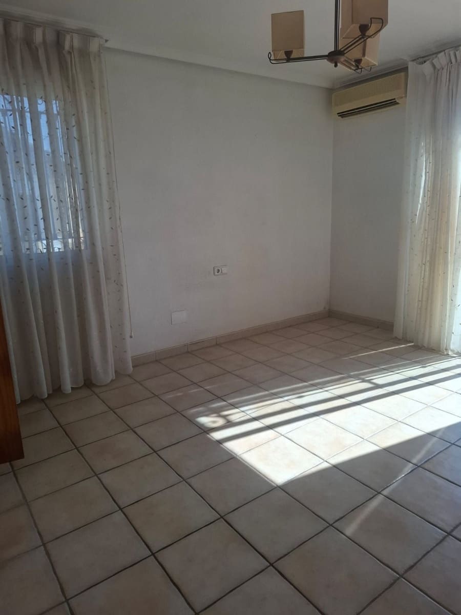 Chalet de 3 habitaciones en Torrevieja en venta con garaje - 235.000 € (Ref: 9875686)