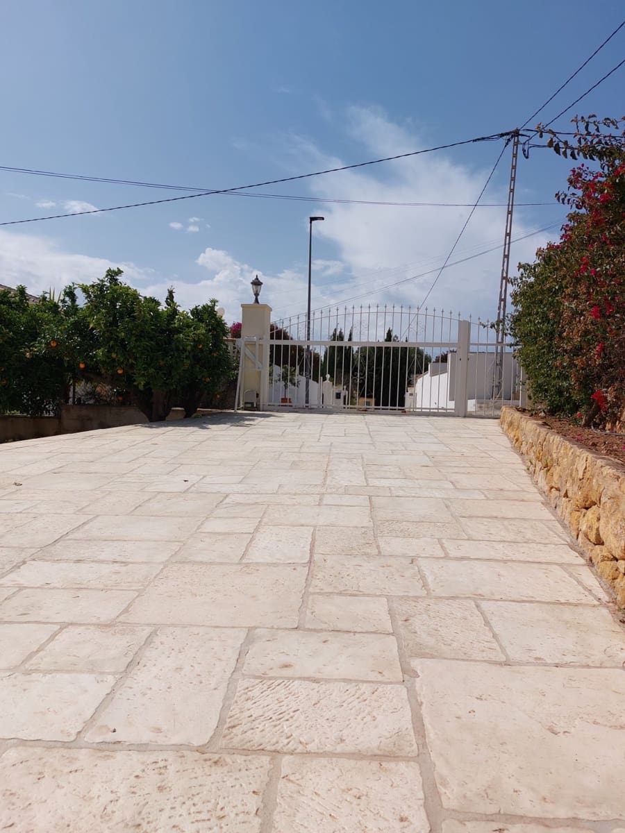 3 bedroom Villa for sale in Alfaz del Pi / L'Alfas del Pi with pool garage - € 530,000 (Ref: 9877922)