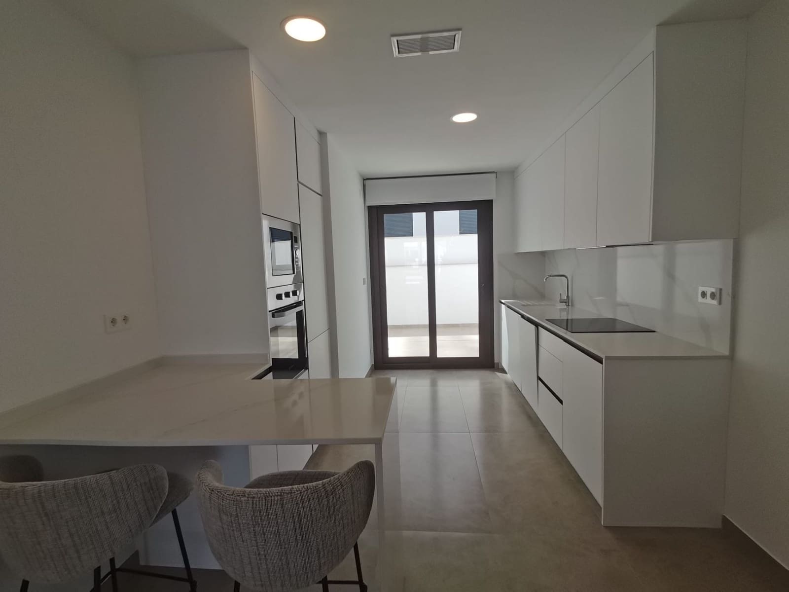 Apartamento de 3 habitaciones en Torrevieja en venta con piscina garaje - 310.000 € (Ref: 9976780)