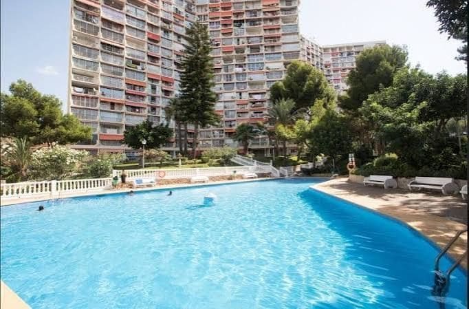 Apartamento de 2 habitaciones en Benidorm en venta con piscina garaje - 180.000 € (Ref: 9996625)