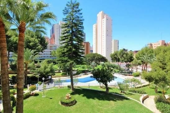 Apartamento de 2 habitaciones en Benidorm en venta con piscina garaje - 180.000 € (Ref: 9996625)