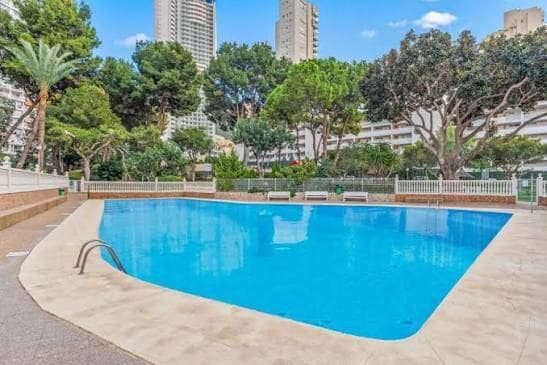 Apartamento de 2 habitaciones en Benidorm en venta con piscina garaje - 180.000 € (Ref: 9996625)