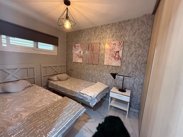 Apartamento de 2 habitaciones en Benidorm en venta con piscina garaje - 180.000 € (Ref: 9996625)