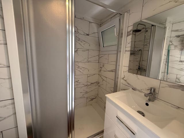 Apartamento de 2 habitaciones en Benidorm en venta con piscina garaje - 180.000 € (Ref: 9996625)