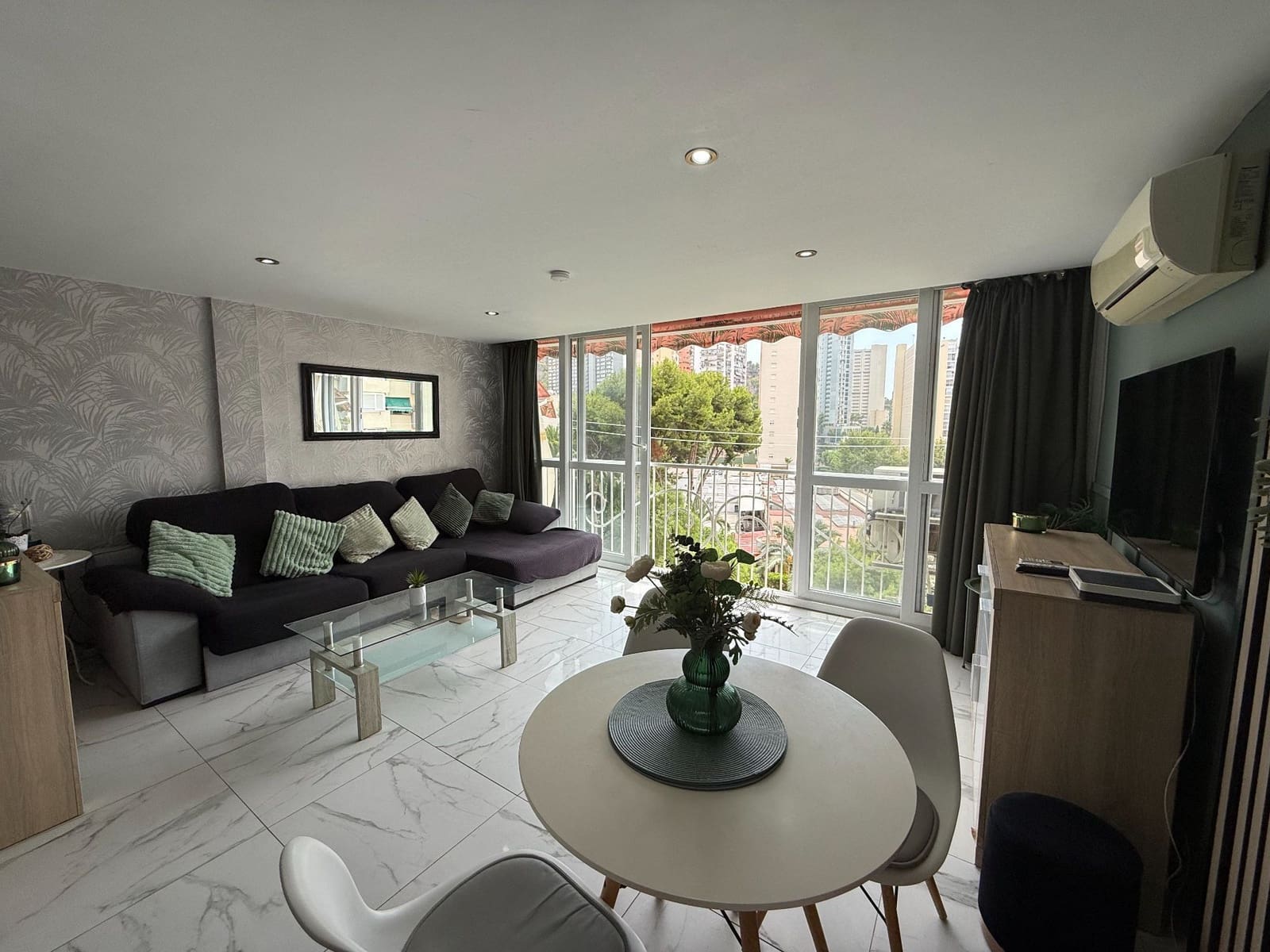 Apartamento de 2 habitaciones en Benidorm en venta con piscina garaje - 180.000 € (Ref: 9996625)
