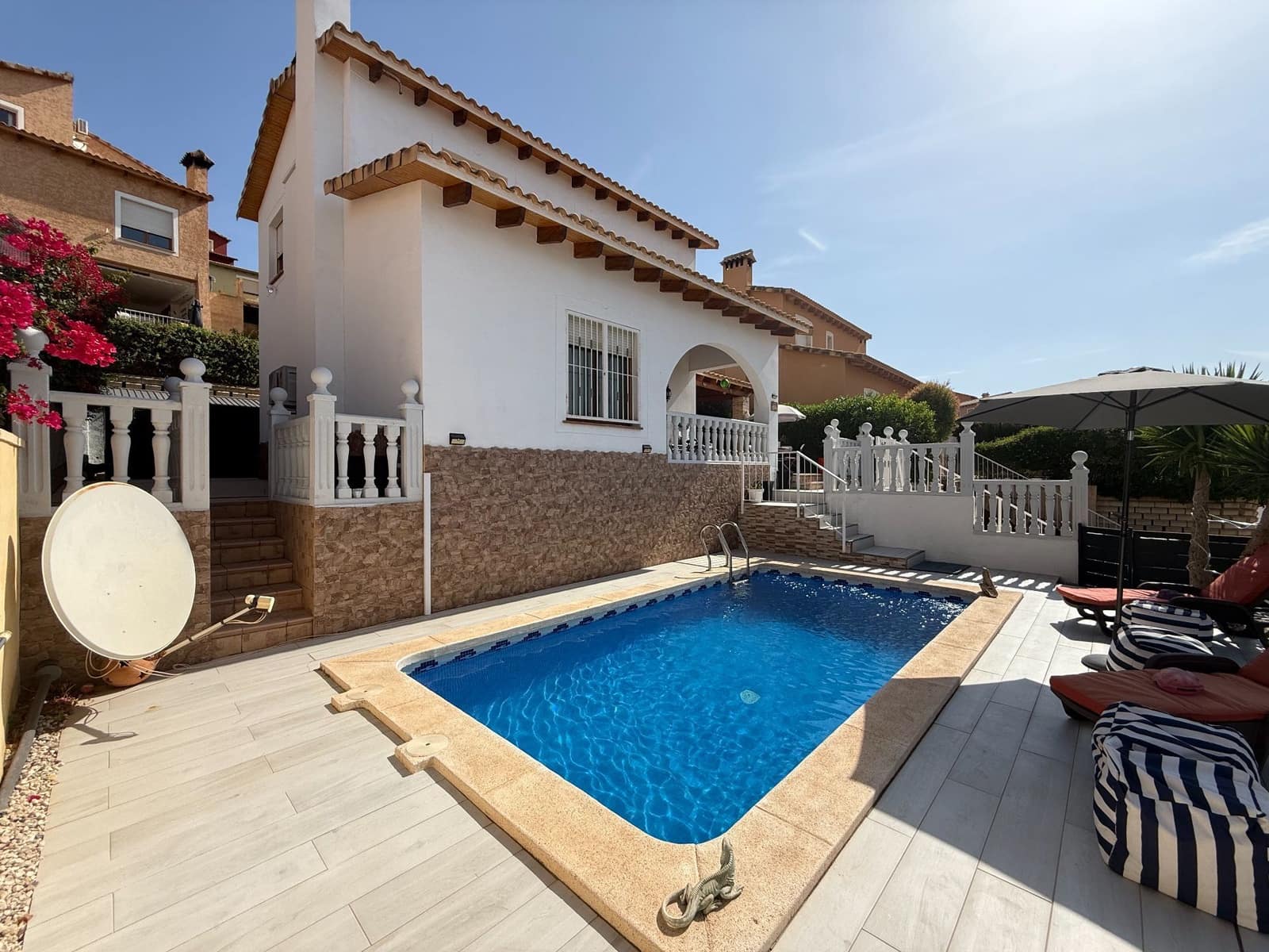 4 soveværelse Villa til salg i Relleu med swimmingpool garage - € 245.000 (Ref: 9996626)