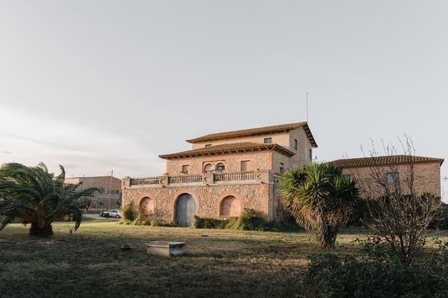 6 bedroom Townhouse for sale in Albons with garage - € 850,000 (Ref: 7962002)