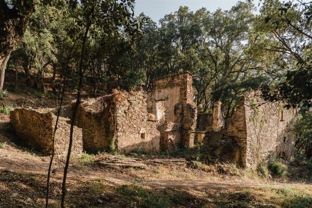 Ruin til salg i Cruïlles Monells i Sant Sadurní de I'Heura - € 220.000 (Ref: 9112668)