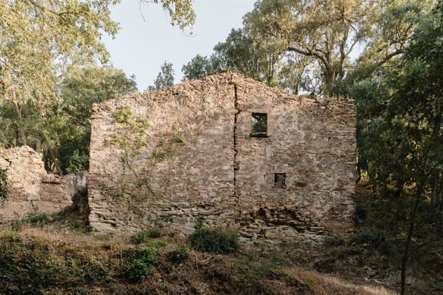 Ruin for sale in Cruïlles Monells i Sant Sadurní de I'Heura - € 220,000 (Ref: 9112668)