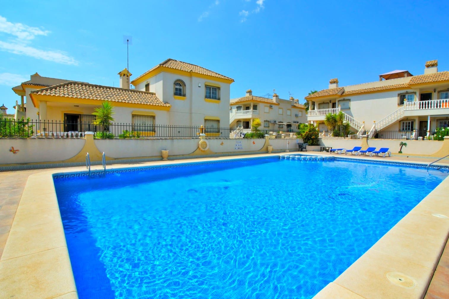 2 soveværelse Lejlighed til salg i Villamartin med swimmingpool - € 164.995 (Ref: 10073078)