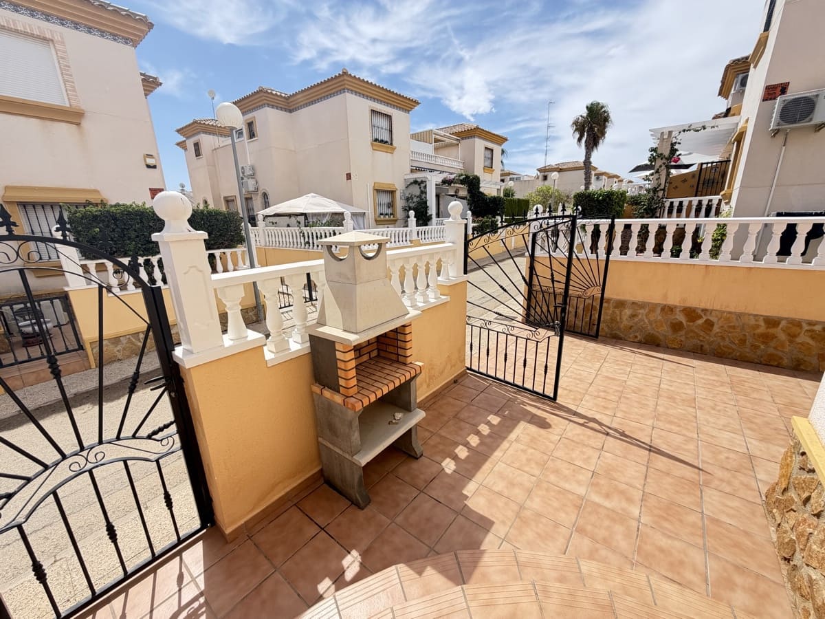 Pareado de 3 habitaciones en Villamartin en venta con piscina - 225.000 € (Ref: 10073080)