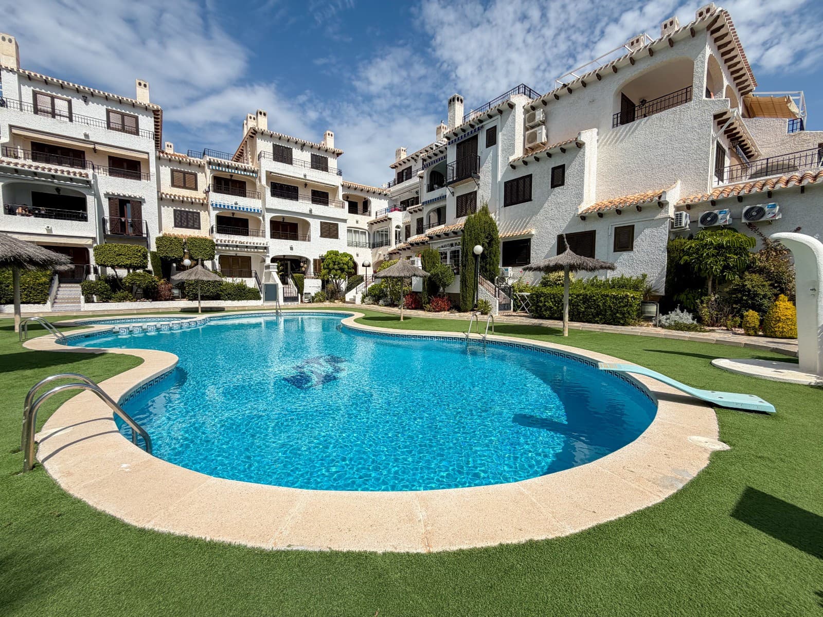 2 soveværelse Lejlighed til salg i Orihuela Costa med swimmingpool - € 205.000 (Ref: 9883407)