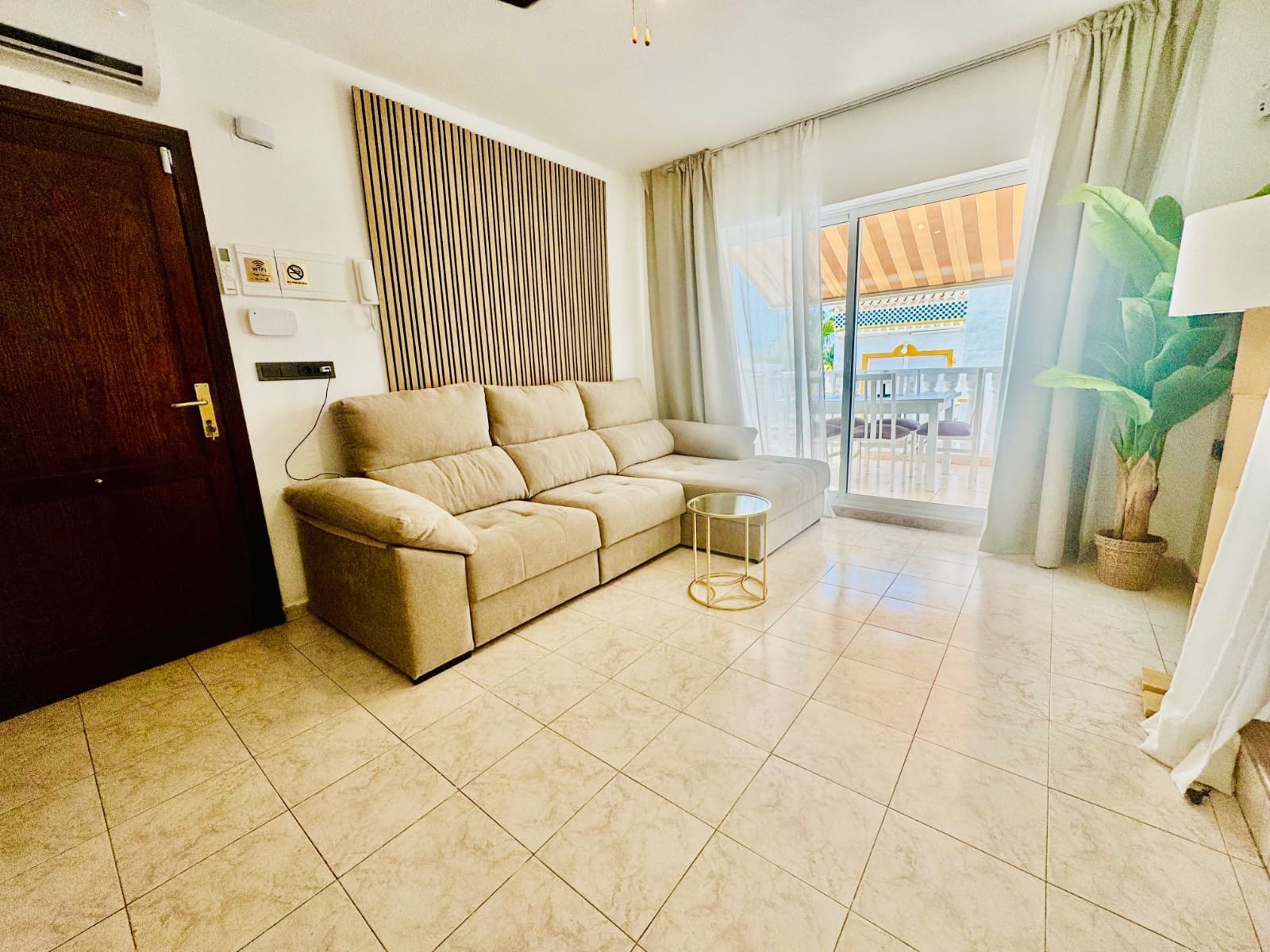 Apartamento de 3 habitaciones en Torrevieja en venta con piscina - 269.000 € (Ref: 9883409)