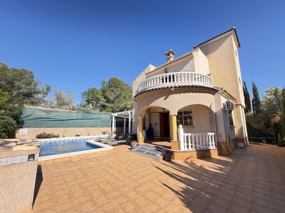 3 soveværelse Villa til salg i Villamartin med swimmingpool - € 375.000 (Ref: 9883413)
