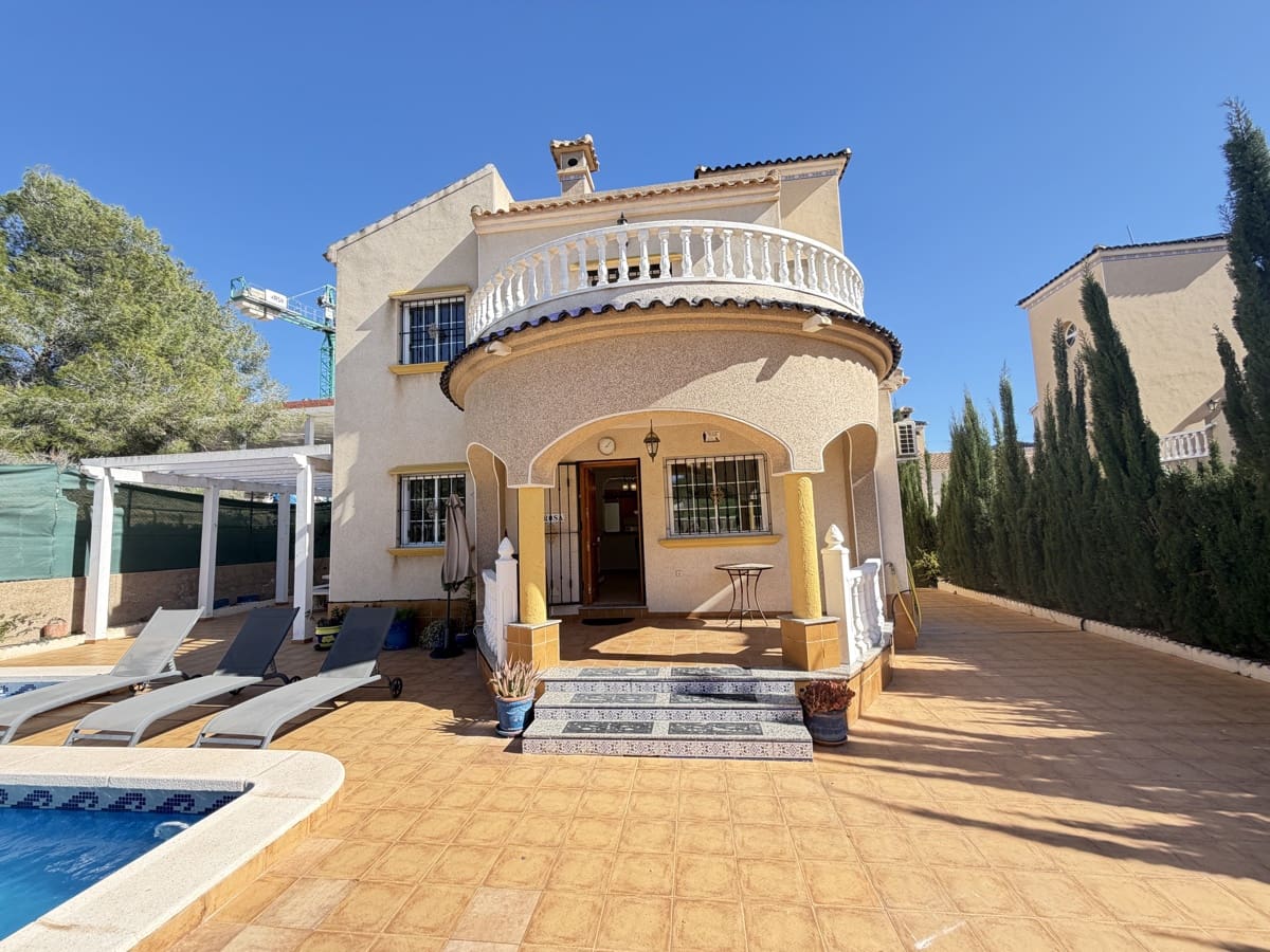 3 soveværelse Villa til salg i Villamartin med swimmingpool - € 375.000 (Ref: 9883413)