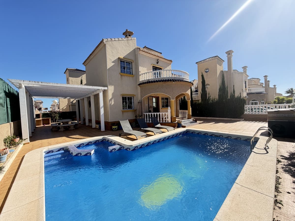 3 soveværelse Villa til salg i Villamartin med swimmingpool - € 375.000 (Ref: 9883413)
