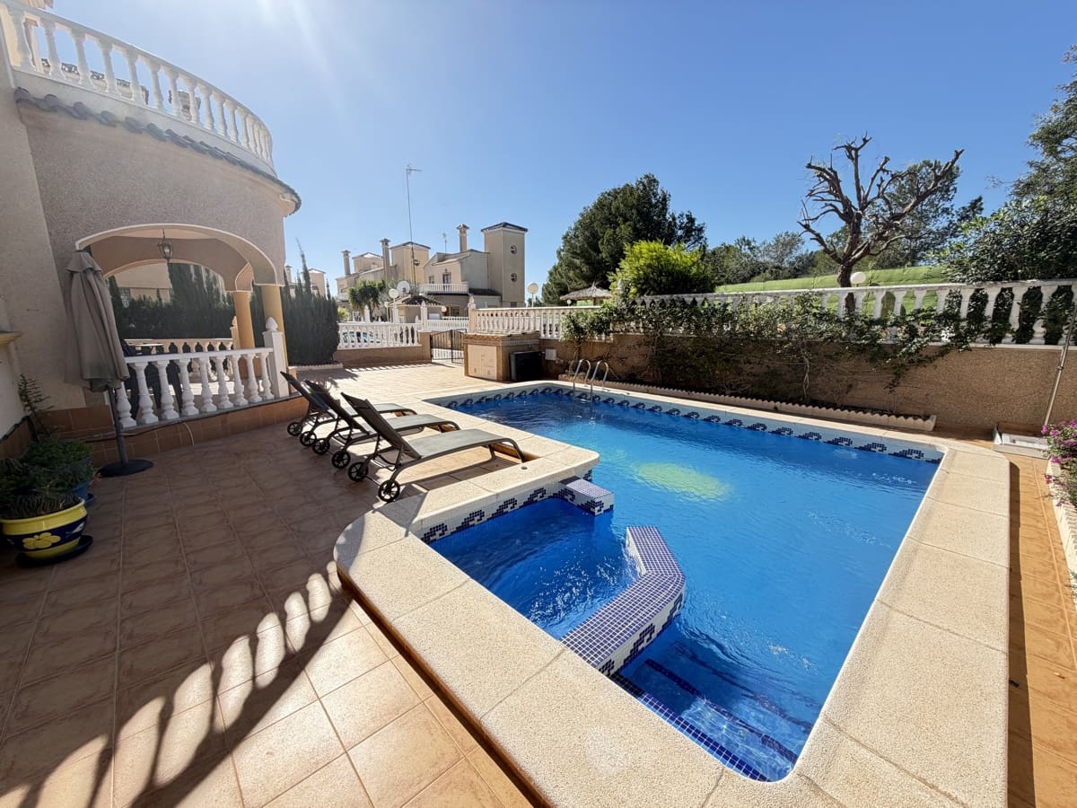 3 soveværelse Villa til salg i Villamartin med swimmingpool - € 375.000 (Ref: 9883413)