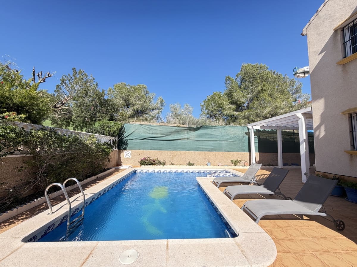 3 soveværelse Villa til salg i Villamartin med swimmingpool - € 375.000 (Ref: 9883413)