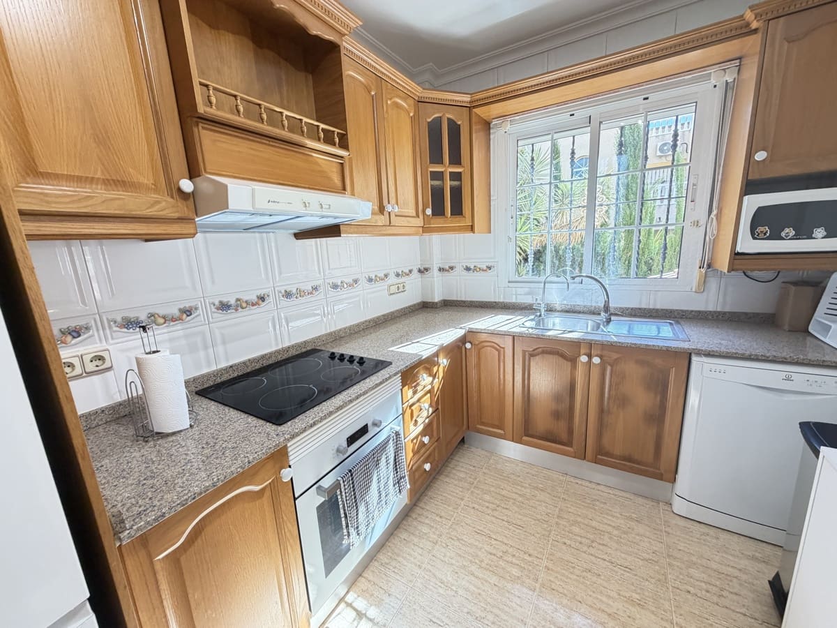 3 soveværelse Villa til salg i Villamartin med swimmingpool - € 375.000 (Ref: 9883413)