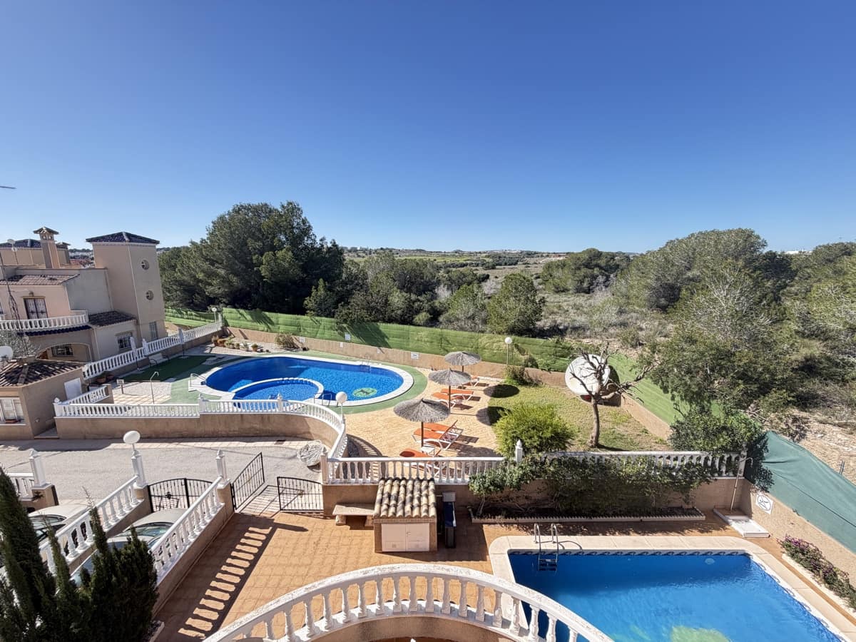 3 soveværelse Villa til salg i Villamartin med swimmingpool - € 375.000 (Ref: 9883413)