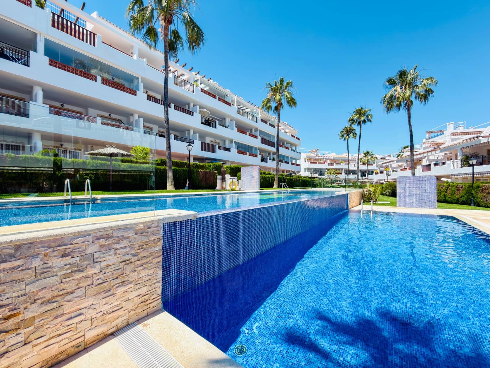 Apartamento de 2 habitaciones en Orihuela Costa en venta con piscina garaje - 235.000 € (Ref: 9909469)