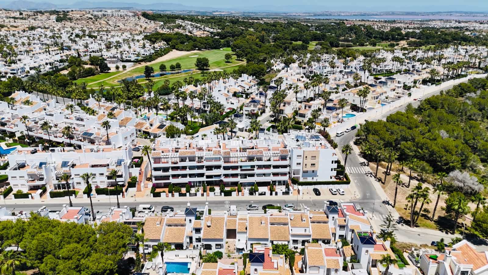 Apartamento de 2 habitaciones en Orihuela Costa en venta con piscina garaje - 235.000 € (Ref: 9909469)