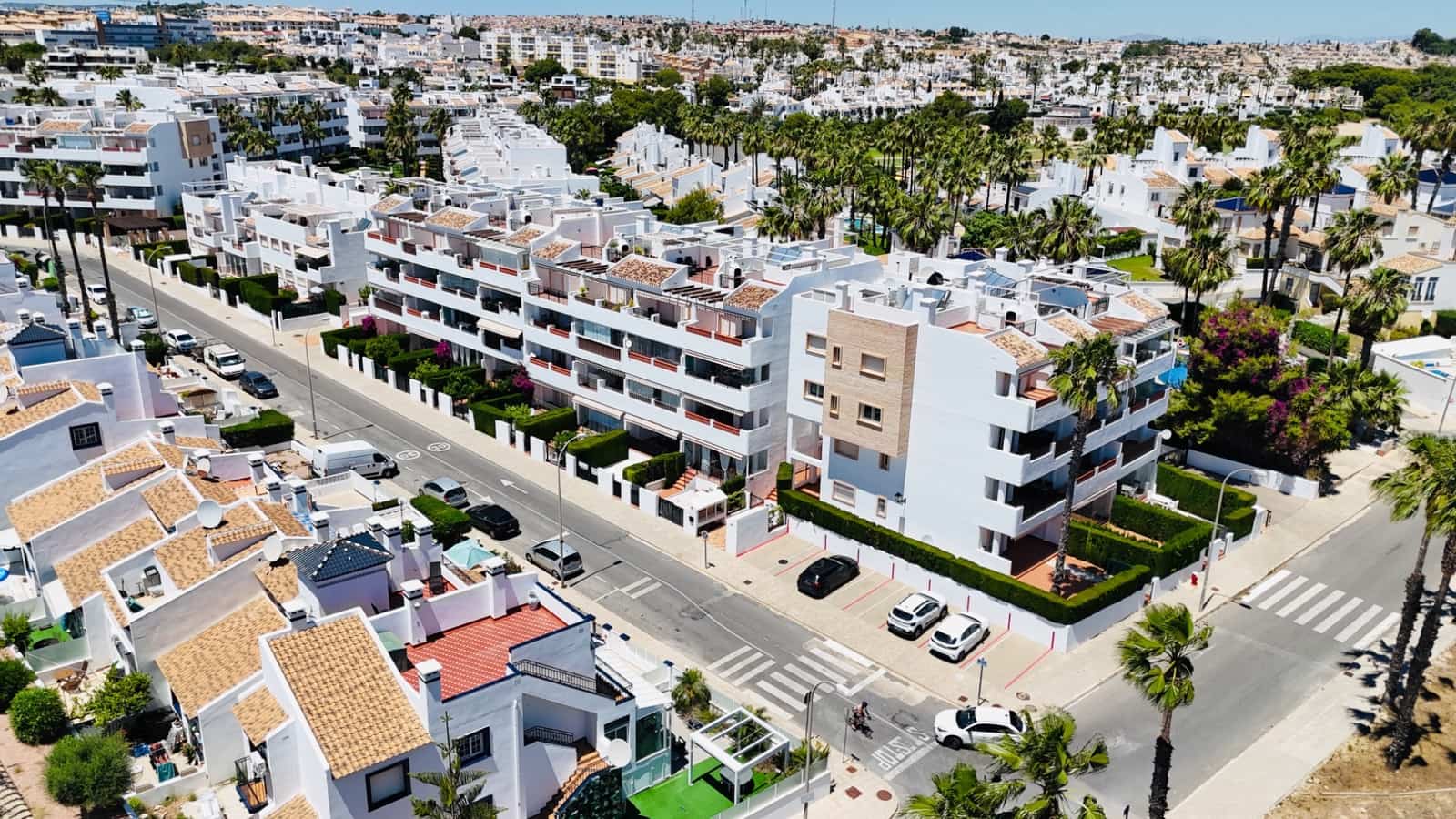 Apartamento de 2 habitaciones en Orihuela Costa en venta con piscina garaje - 235.000 € (Ref: 9909469)