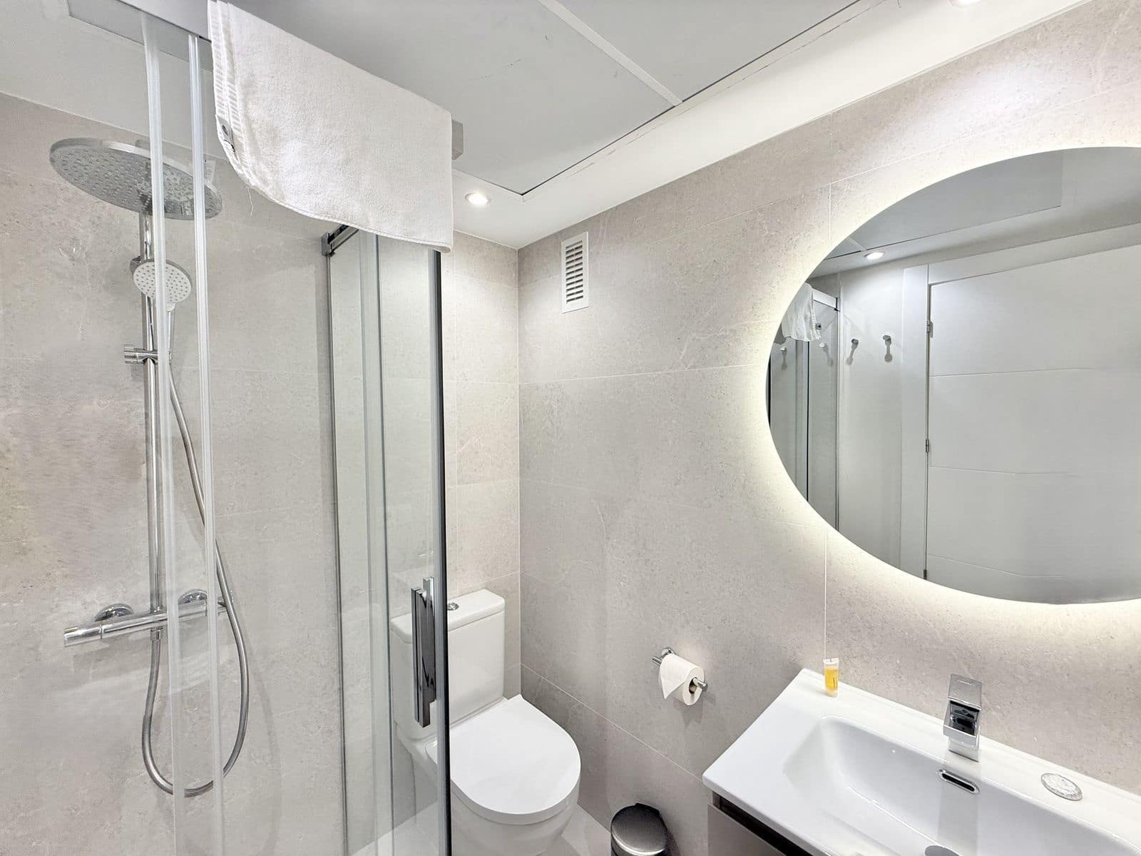 2 Zimmer Apartment zu verkaufen in Benahavis mit Pool - 279.000 € (Ref: 9009873)