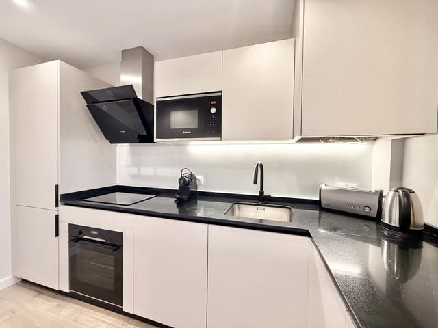 Apartamento de 2 habitaciones en El Paraíso, Benahavís en venta con piscina - 357.000 € (Ref: 9097617)