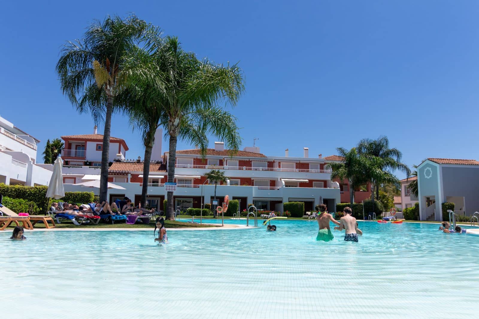 2 soveværelse Lejlighed til salg i El Paraiso med swimmingpool - € 459.000 (Ref: 9161716)