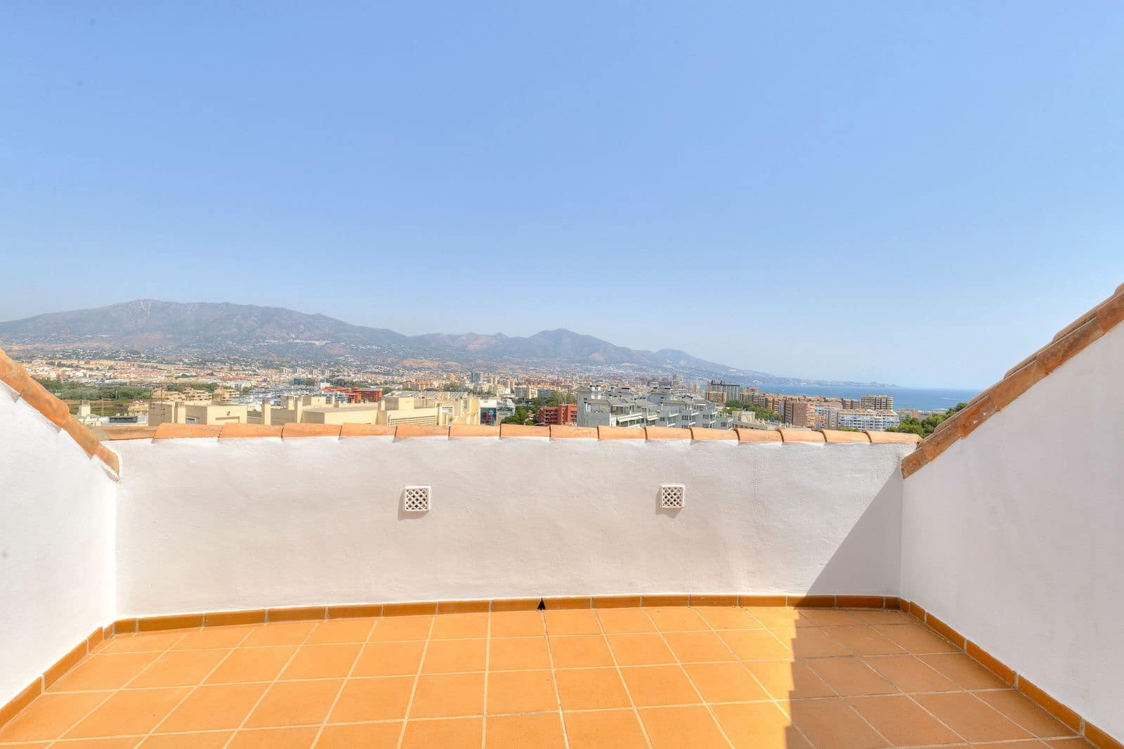 2 bedroom Penthouse for sale in Fuengirola - € 419,000 (Ref: 9184236)