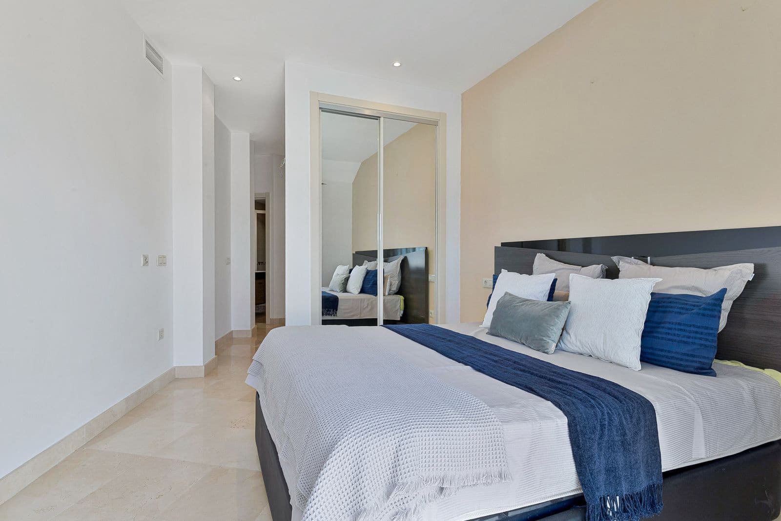 2 bedroom Penthouse for sale in Fuengirola - € 419,000 (Ref: 9184236)