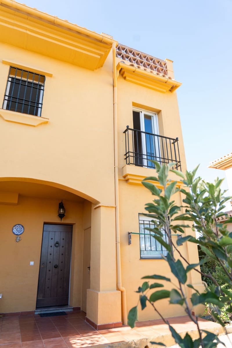 3 soverom Kjedet enebolig til salgs i Riviera del Sol med svømmebasseng - € 490 000 (Ref: 9192827)