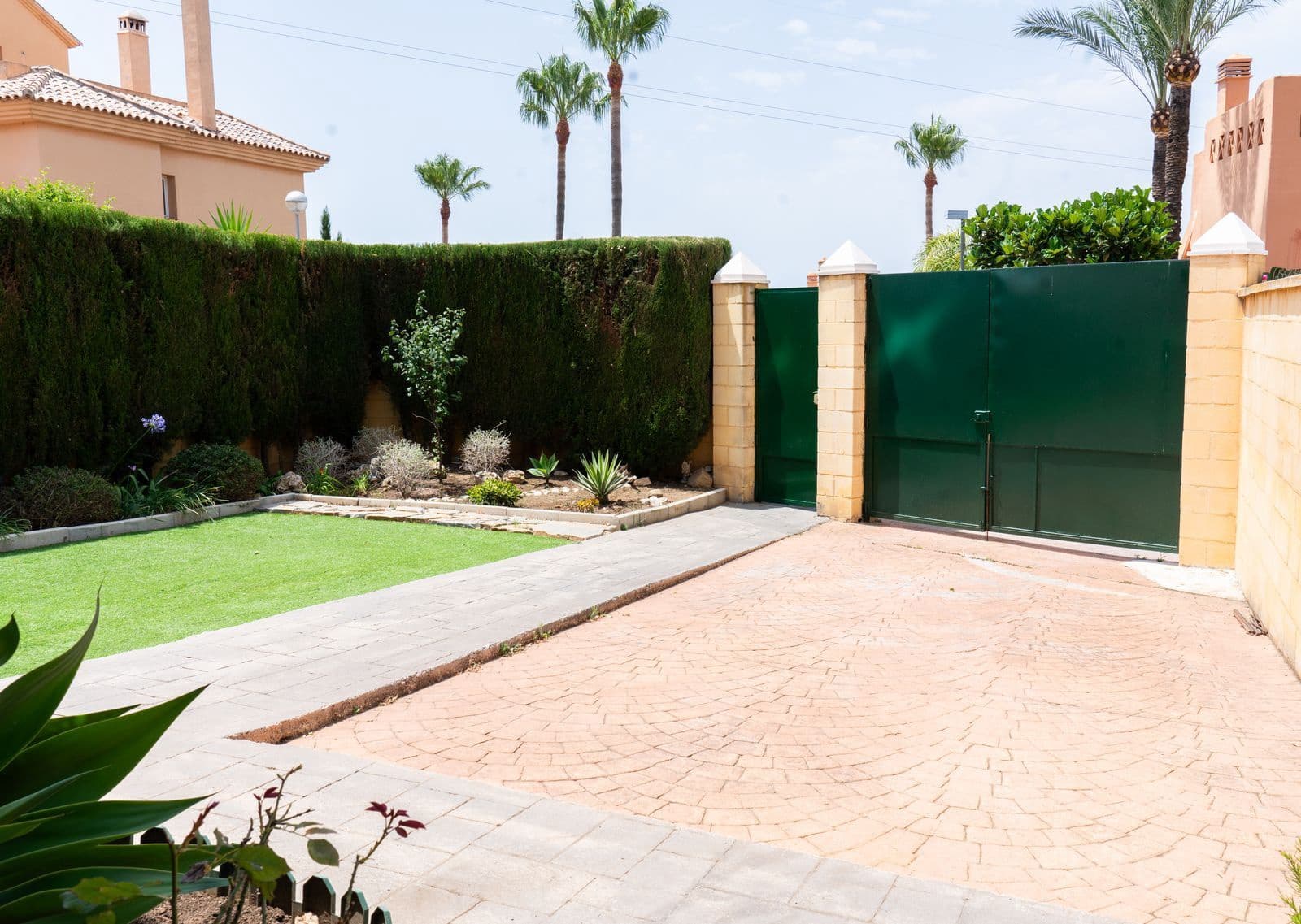 3 soverom Kjedet enebolig til salgs i Riviera del Sol med svømmebasseng - € 490 000 (Ref: 9192827)