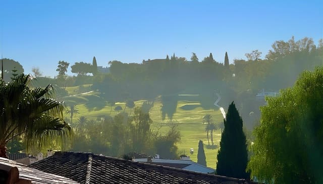 2 bedroom Apartment for sale in El Paraíso, Benahavís with pool - € 365,000 (Ref: 9319587)