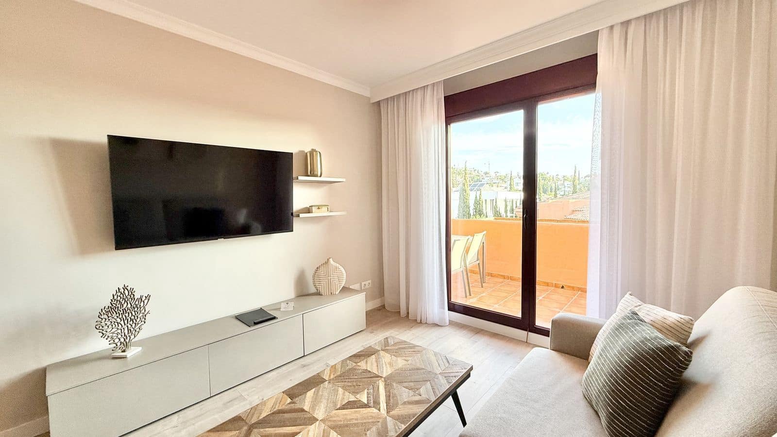 2 bedroom Apartment for sale in Benahavis with pool - € 365,000 (Ref: 9319587)