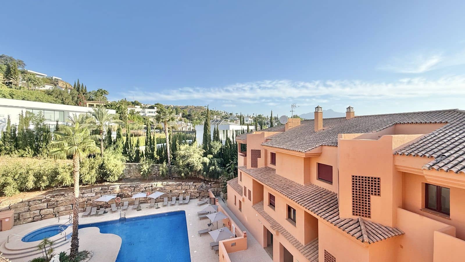 2 bedroom Apartment for sale in Benahavis with pool - € 365,000 (Ref: 9319587)