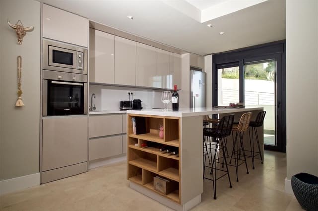 2 soverom Leilighet til salgs i La Concha - Resina Golf, Estepona med svømmebasseng - € 385 000 (Ref: 9335710)