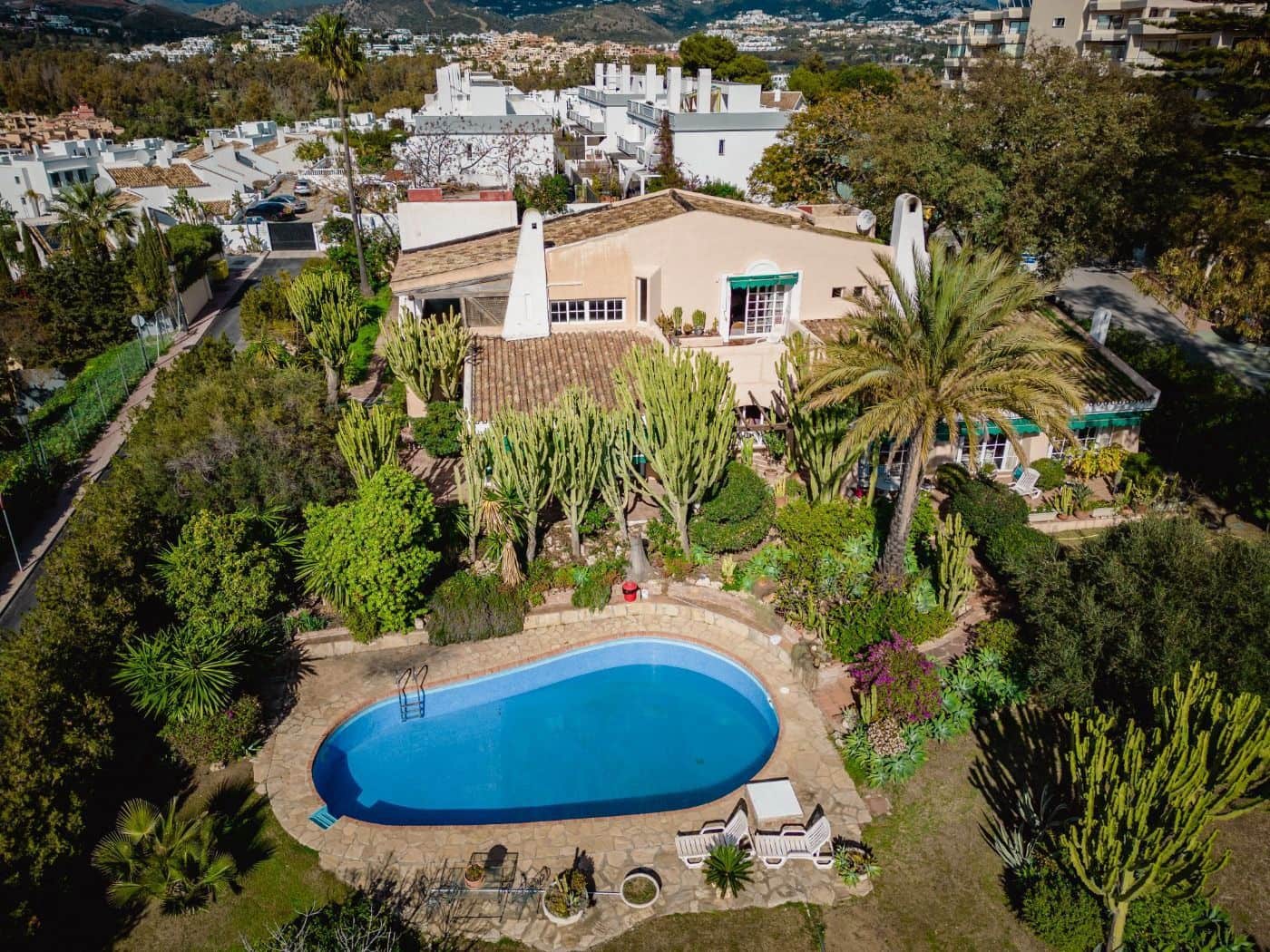 7 Zimmer Villa zu verkaufen in New Golden Mile mit Pool - 2.850.000 € (Ref: 10076673)