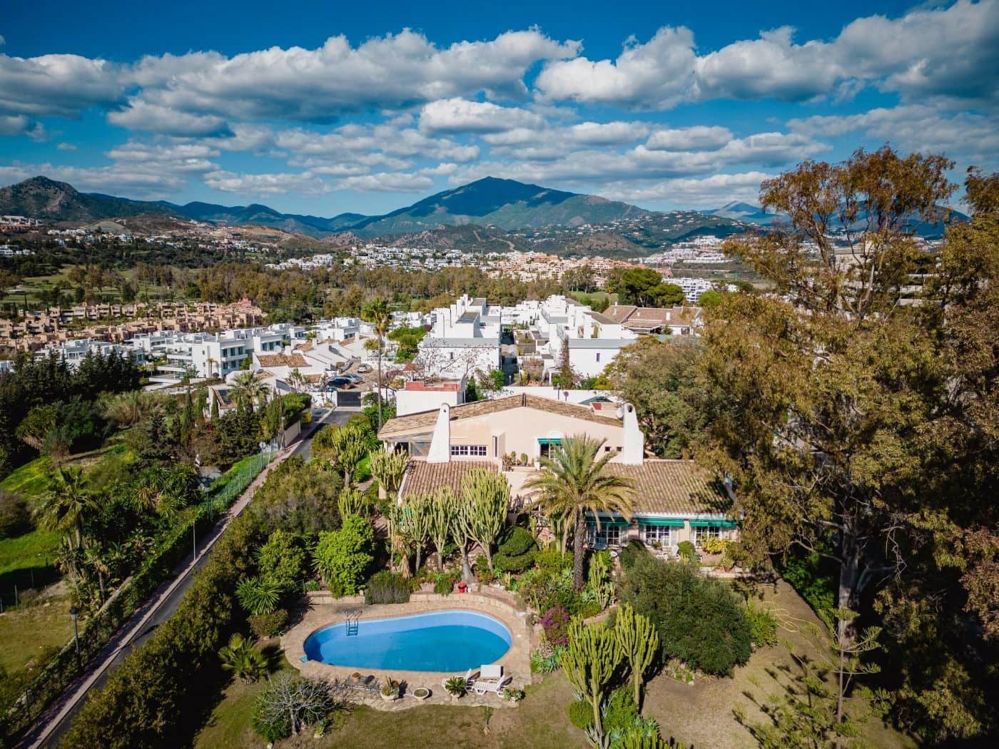 7 Zimmer Villa zu verkaufen in New Golden Mile mit Pool - 2.850.000 € (Ref: 10076673)