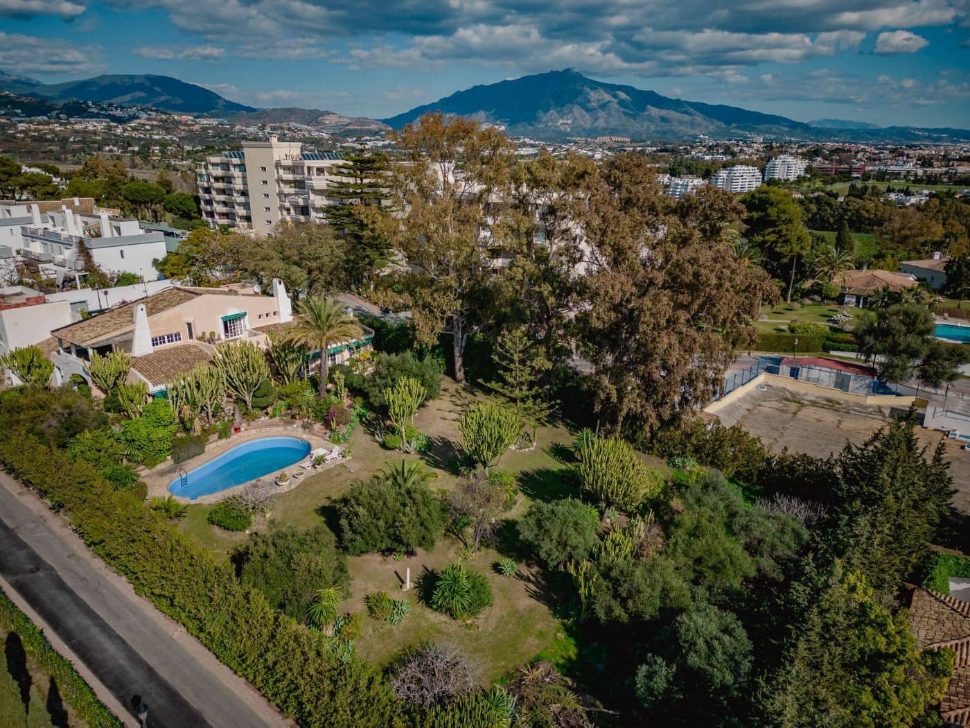 7 Zimmer Villa zu verkaufen in New Golden Mile mit Pool - 2.850.000 € (Ref: 10076673)