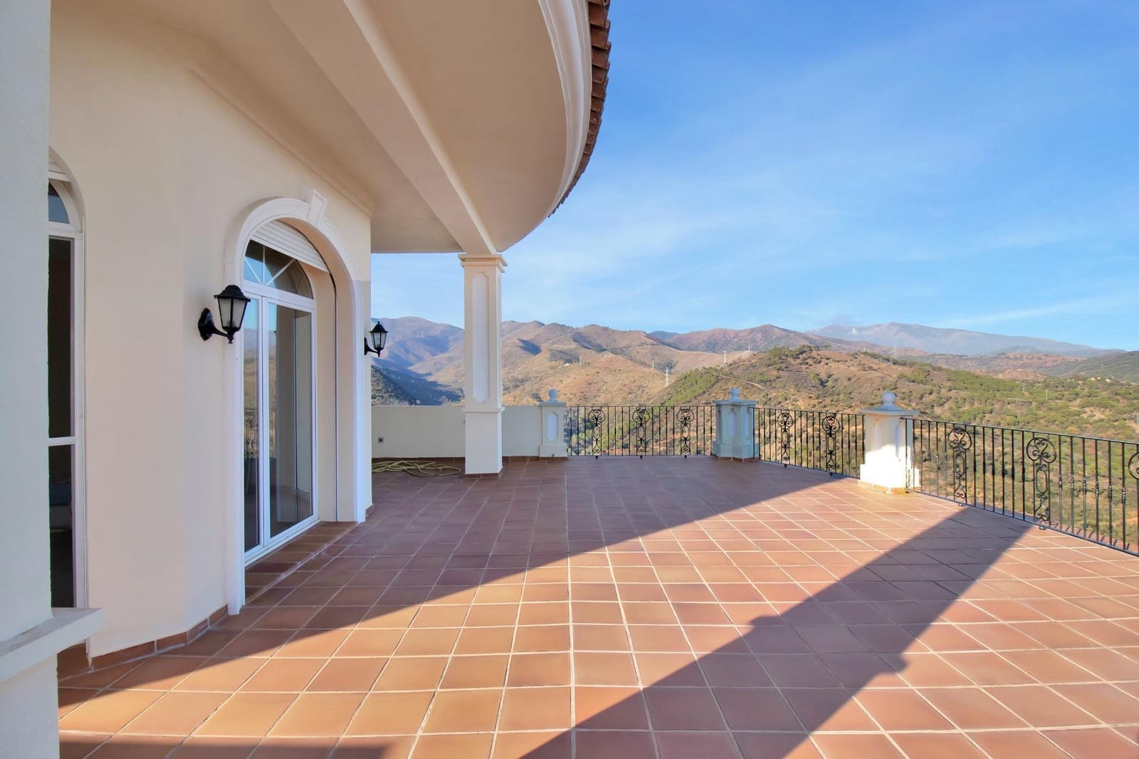 8 slaapkamer Villa te koop in Estepona met zwembad garage - € 1.950.000 (Ref: 10076681)