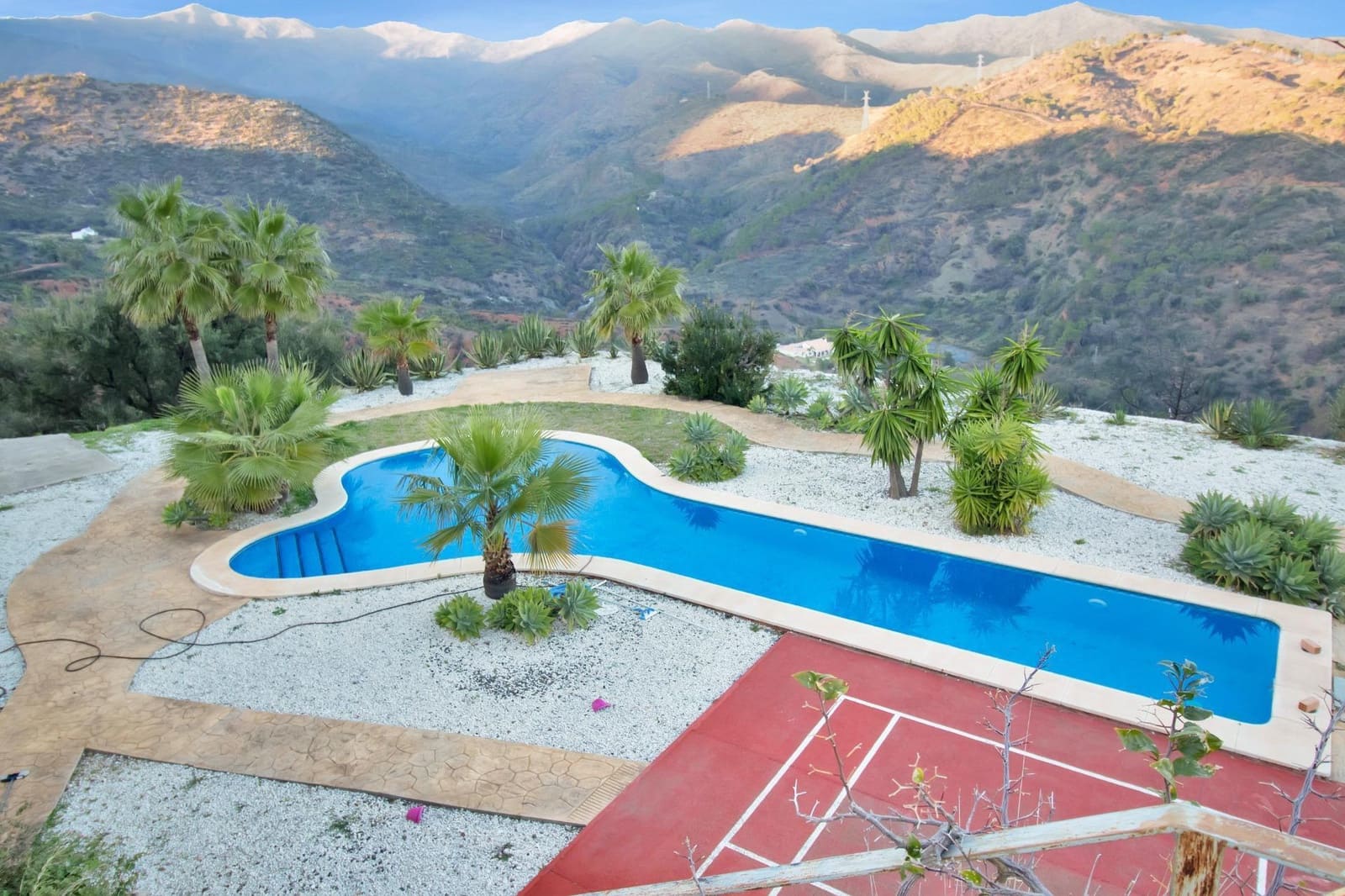 8 slaapkamer Villa te koop in Estepona met zwembad garage - € 1.950.000 (Ref: 10076681)