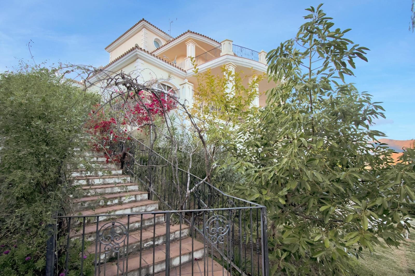 8 slaapkamer Villa te koop in Estepona met zwembad garage - € 1.950.000 (Ref: 10076681)