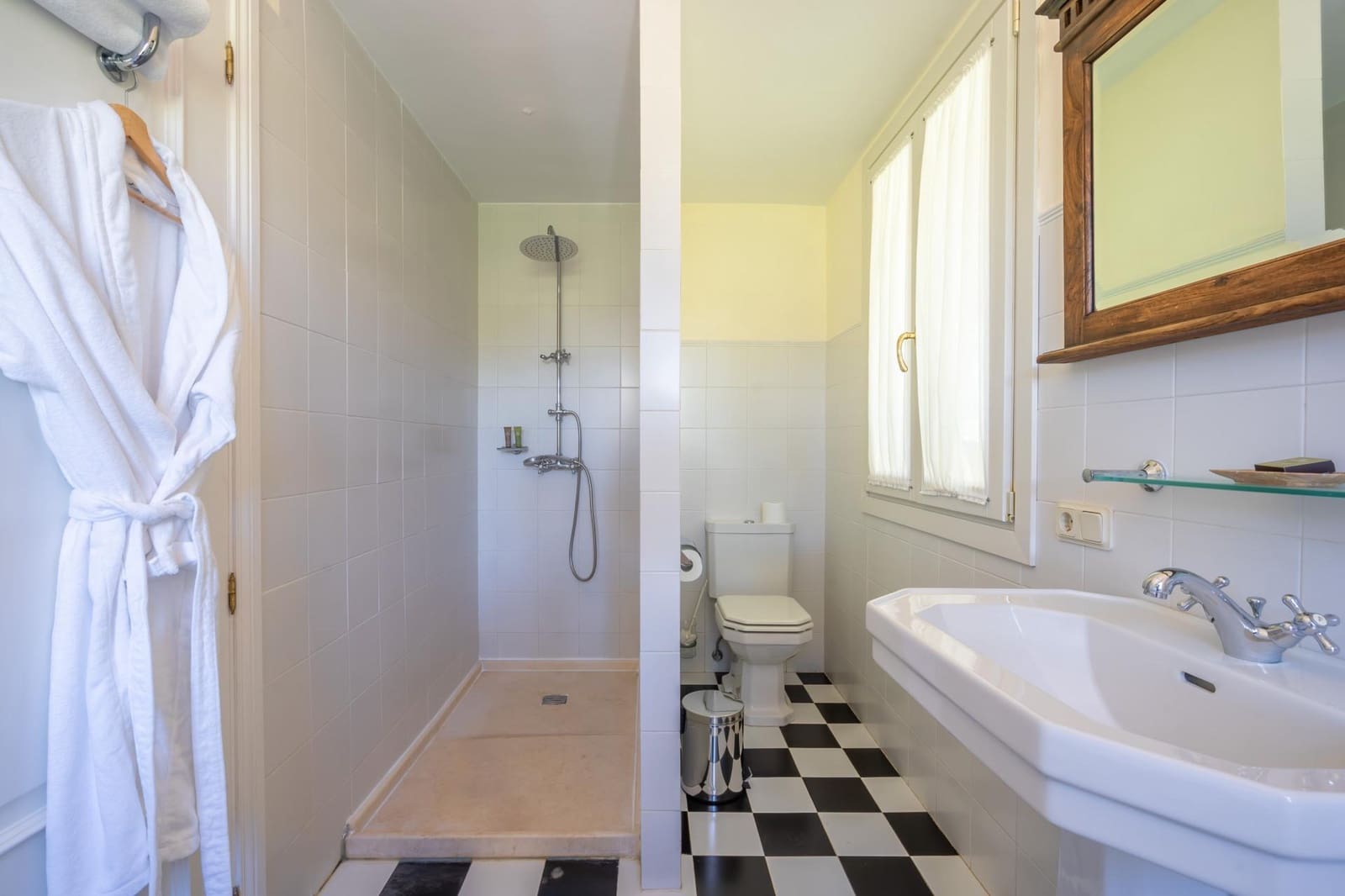 8 bedroom Hotel for sale in Ronda with pool - € 1,800,000 (Ref: 10076704)