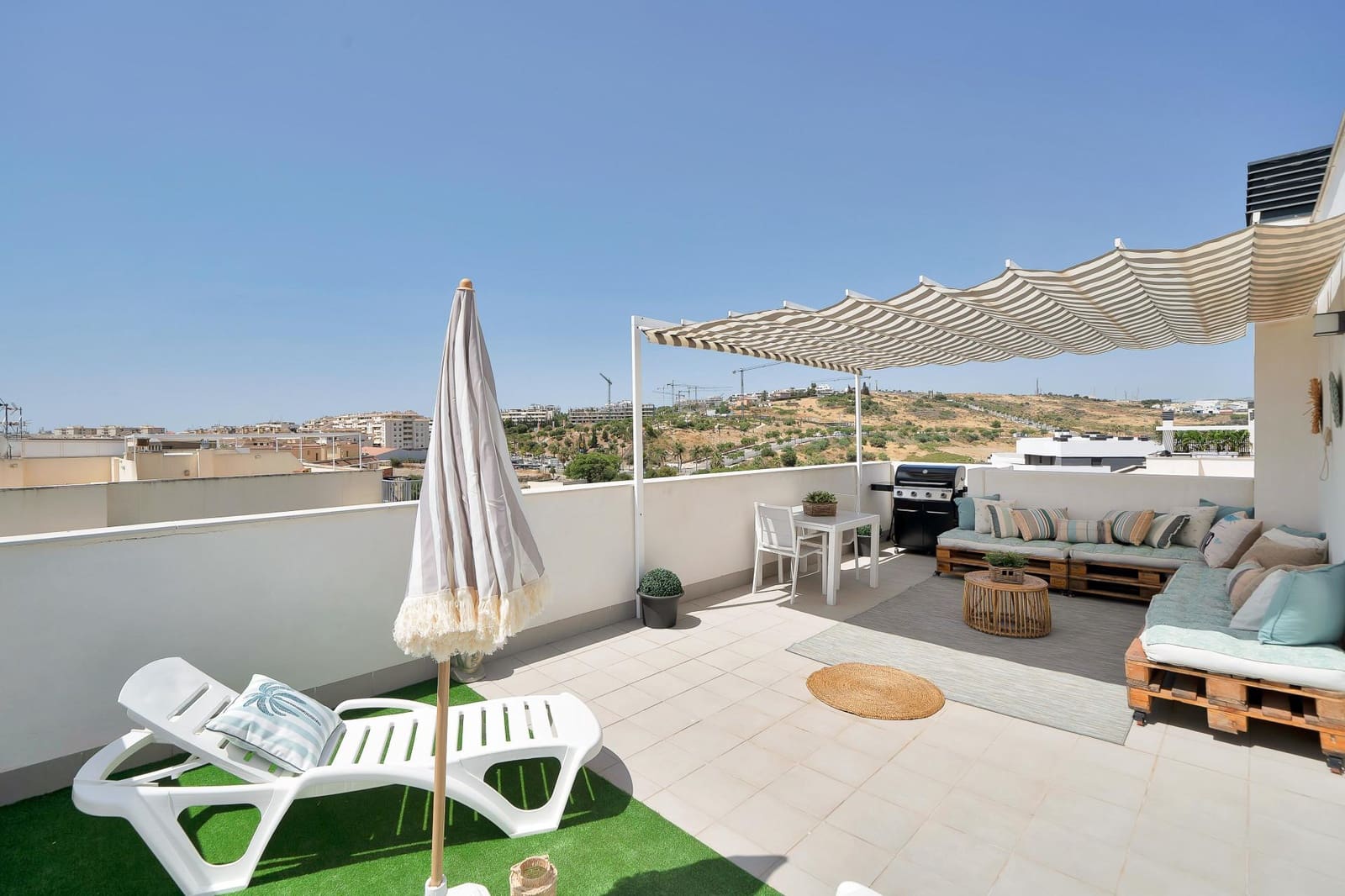 3 bedroom Penthouse for sale in Estepona with pool garage - € 639,000 (Ref: 10076707)
