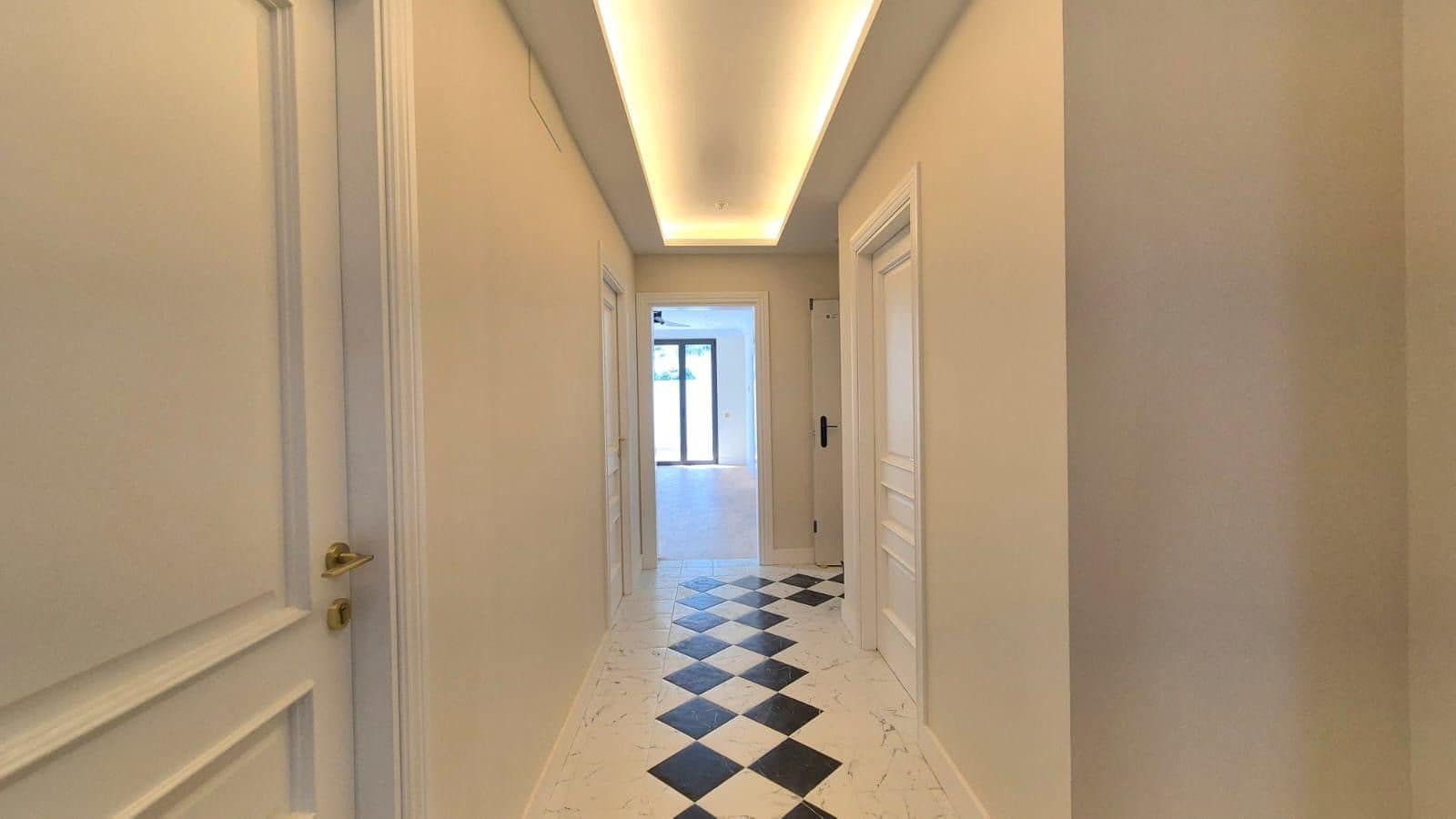 Local Comercial de 9 habitaciones en Estepona en venta con garaje - 4.305.000 € (Ref: 10076708)