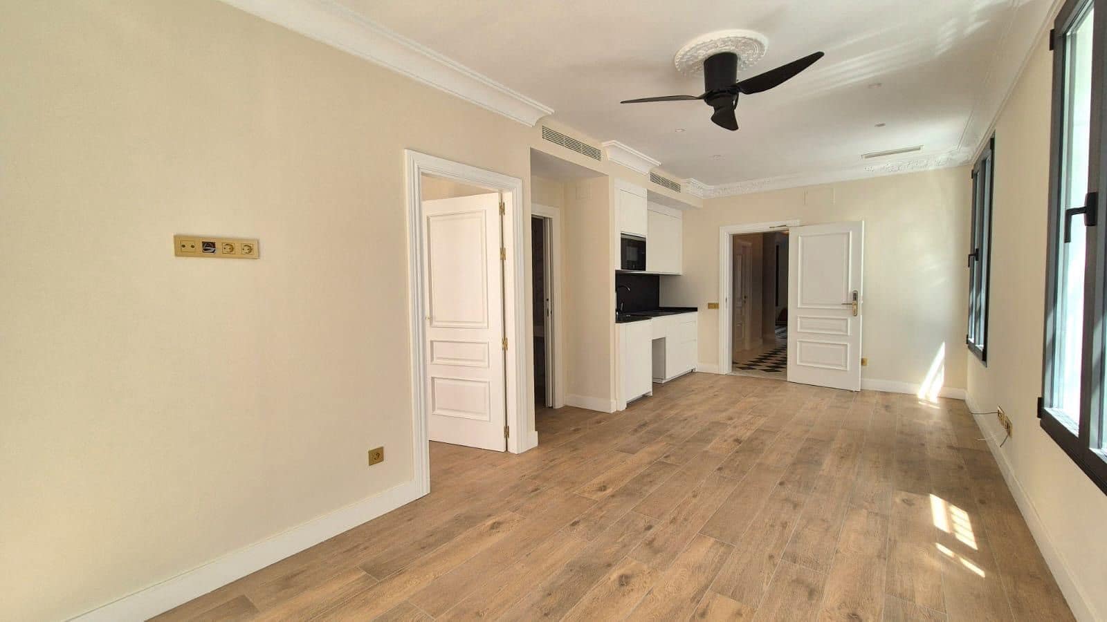 Local Comercial de 9 habitaciones en Estepona en venta con garaje - 4.305.000 € (Ref: 10076708)
