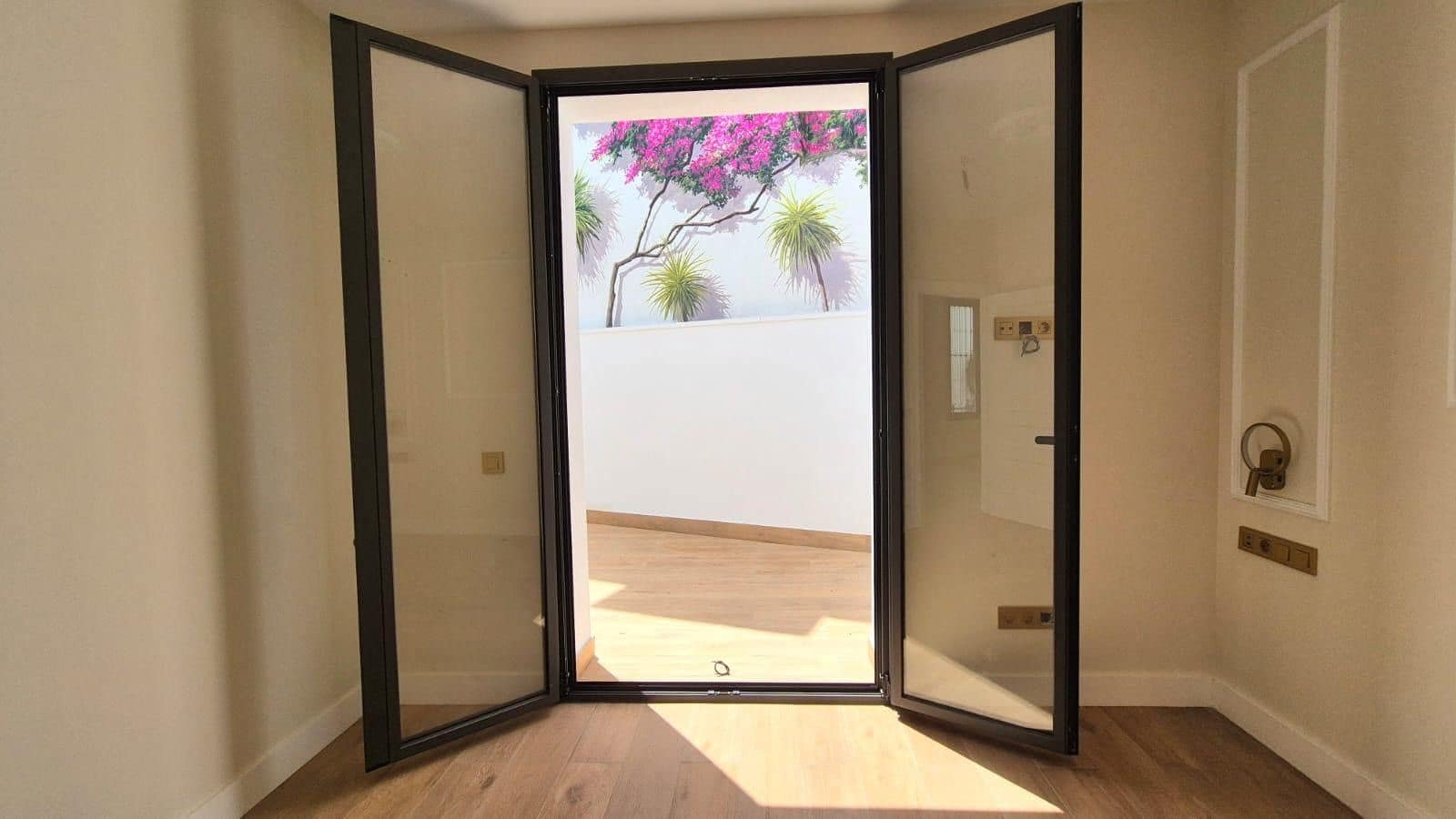 Local Comercial de 9 habitaciones en Estepona en venta con garaje - 4.305.000 € (Ref: 10076708)